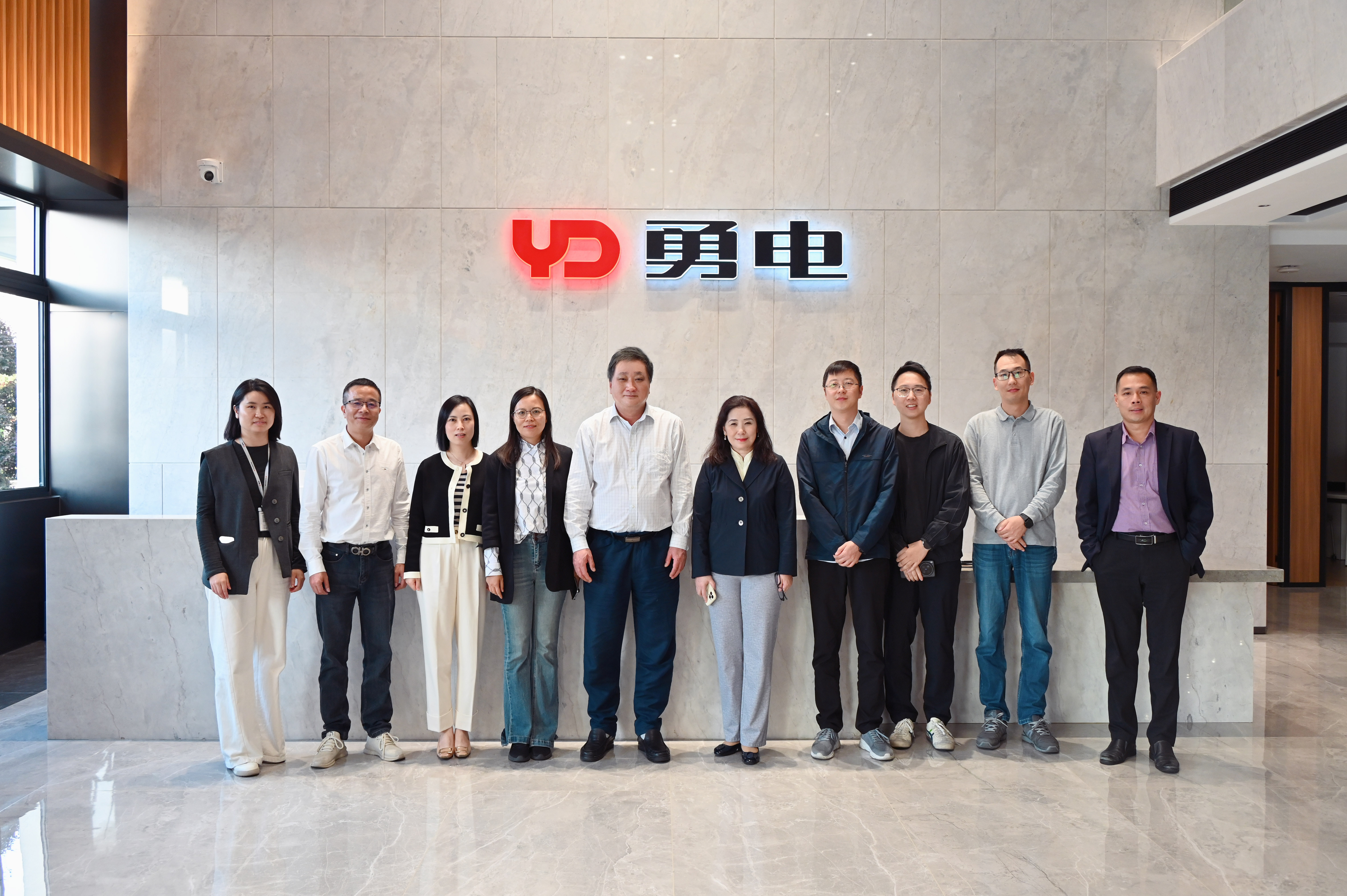 國(guó)際照明委員會(huì)（CIE）副主席、同濟(jì)大學(xué)教授郝洛西一行蒞臨勇電參觀指導(dǎo)